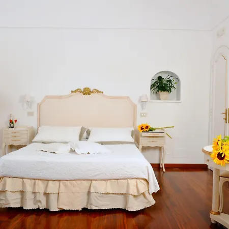 Mary 4* Positano
